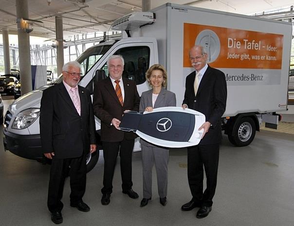 Der 500. Transporter von Mercedes-Benz für eine Tafel (von links): Bundesverbandsvorsitzender Gerd Häuser, Hartmut Böhm, Vorsitzender der Salzgitter Tafel, Ministerin Ursula von der Leyen und Daimler-Vorstandvorsitzender Dr. Dieter Zetsche. Foto: Aut